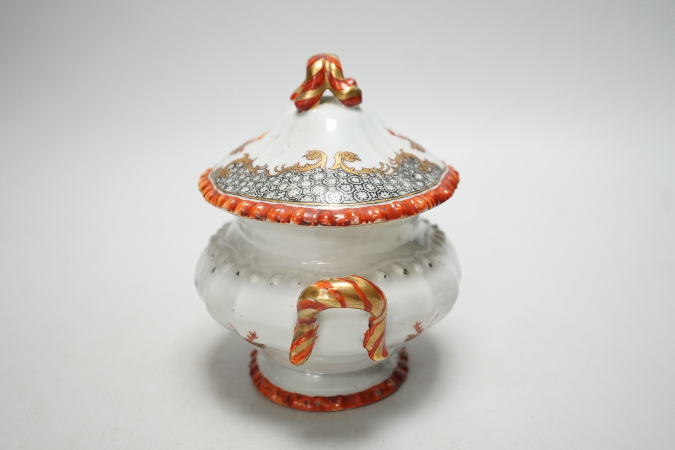 An 18th century Chinese Export armorial small tureen cover, William Nassau de Zuylestein, Earl of Rochford crest, 17cm handle to handle